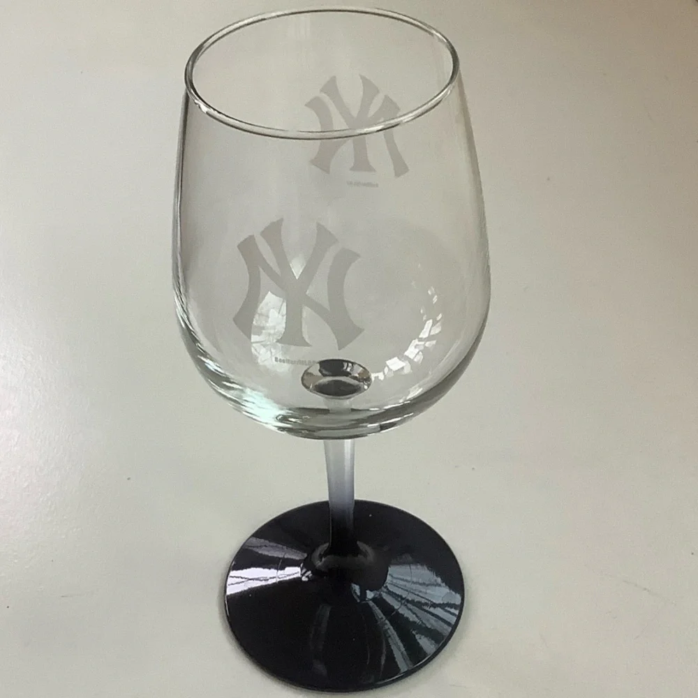 NY Yankees Etched Wine Glass